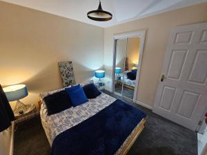 Postel nebo postele na pokoji v ubytování Modern Dornoch Apartment