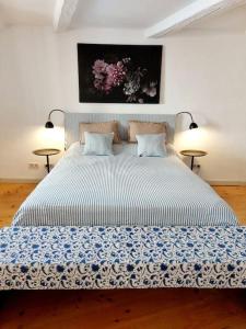 a bedroom with a large bed with two lamps at 30qm Studio Rosenheimer Innenstadt in Rosenheim