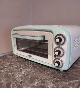 a toaster oven sitting on top of a counter at 30qm Studio Rosenheimer Innenstadt in Rosenheim