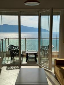 ein Wohnzimmer mit Meerblick in der Unterkunft Nuna Apartments in Vlorë