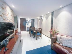 a living room with a couch and a table at Luxurious stay at modern apartment (Equipetrol) in Santa Cruz de la Sierra