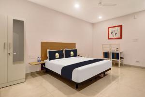 a bedroom with a large bed in a room at Townhouse OAK De Alphabet Hotel Bolarum in Hyderabad