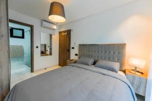 מיטה או מיטות בחדר ב-Résidences & Suites Nador