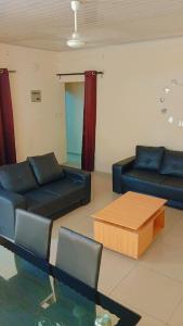 a living room with a couch and a table at Timba coquette-loge in Cotonou