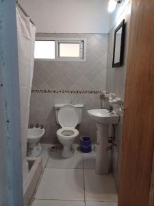 uma casa de banho com um WC e um lavatório em Aires de Vida em Federación