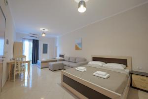 卡薩米里的住宿－Hotel Deja Vu，一间卧室设有一张床和一间客厅。