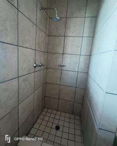 ボクスブルクにあるApartment in Boksburg near OR TAMBO INTERNATIONAL AIRPORTのタイルフロアのバスルーム(シャワー付) +8枚の写真