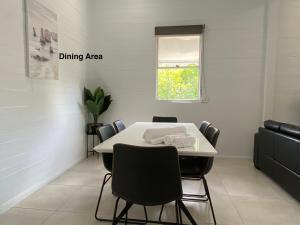 Χώρος καθιστικού στο Central 4-Bedroom Haven in Townsville