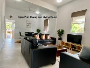 Μια τηλεόραση ή/και κέντρο ψυχαγωγίας στο Central 4-Bedroom Haven in Townsville