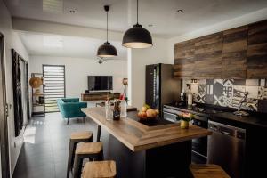 Kuchyňa alebo kuchynka v ubytovaní Hidden Villas by Matira Beach
