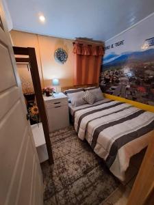 Dormitorio con cama con dosel en la pared en Hostal Sol y Luna 