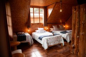 1 dormitorio con 2 camas y ventana en Lodge la Arboleda de Paz, en Oxapampa