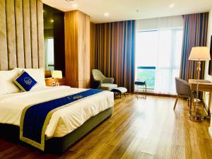 una camera d'albergo con letto e scrivania di KHÁCH SẠN KIM NHAN a Anh Sơn