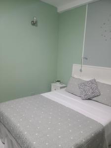 Een bed of bedden in een kamer bij Riverside Apartments