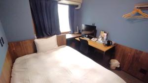 Rúm í herbergi á Handa Station Hotel