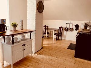 eine Küche mit einer Theke, einem Tisch und einem Esszimmer in der Unterkunft Finn's Studio, Fundy Park in Alma
