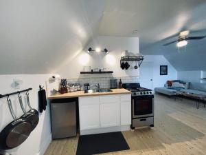 eine Küche mit einer Spüle und einem Herd Top-Backofen in der Unterkunft Finn's Studio, Fundy Park in Alma