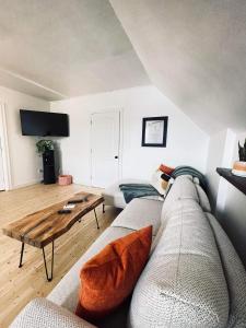 ein Wohnzimmer mit einem Sofa und einem Tisch in der Unterkunft Finn's Studio, Fundy Park in Alma