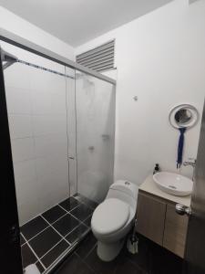 La salle de bains est pourvue de toilettes, d'une douche et d'un lavabo. dans l'établissement Oceano, à Apartadó
