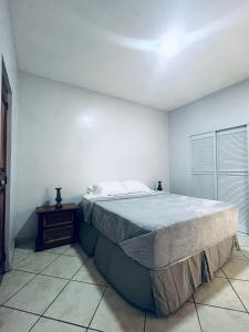 Linda Vista Hostal في ماناغوا: غرفة نوم بسرير كبير في غرفة