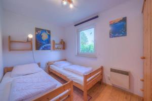 um quarto com 2 camas e uma janela em Möwe 103 em Mirow