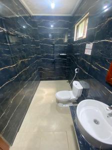 Ένα μπάνιο στο Mango Guesthouse