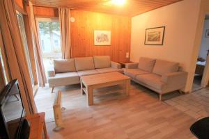 uma sala de estar com um sofá e uma mesa de centro em Möwe 104 em Mirow