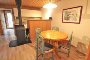 uma cozinha com uma mesa de madeira e um fogão a lenha em Möwe 104 em Mirow