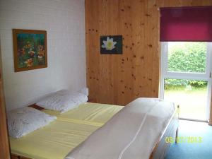 um quarto com 2 camas e uma janela em Möwe 104 em Mirow