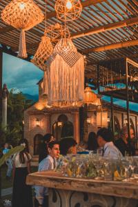 a group of people sitting at a table in a restaurant at Finca Hotel el Diamante in Calarcá