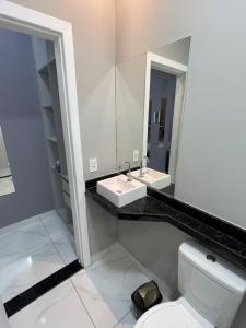 馬林加的住宿－Kitnet Luz do Mar，一间带卫生间、水槽和镜子的浴室