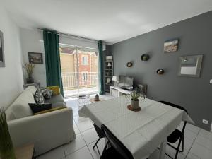 アルカションにあるAppartement Arcachon, 2 pièces, 4 personnes - FR-1-374-3のリビングルーム(テーブル、ソファ付)