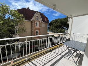 アルカションにあるAppartement Arcachon, 2 pièces, 4 personnes - FR-1-374-3のバルコニー(椅子付)