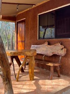 La CurvaにあるLa Montaña Parque Naturalの家の前の木製ベンチ
