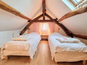 Postel nebo postele na pokoji v ubytování Gîte cosy et rénové à Boissets avec jardin clos, WiFi, proche randonnées et sites touristiques. - FR-1-527-46