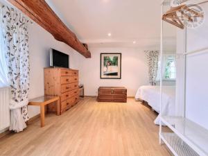 TV a/nebo společenská místnost v ubytování Gîte cosy et rénové à Boissets avec jardin clos, WiFi, proche randonnées et sites touristiques. - FR-1-527-46