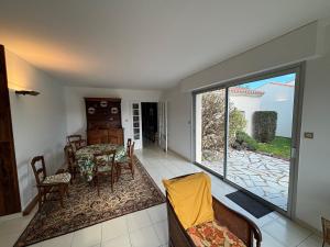 Posedenie v ubytovaní Maison spacieuse à Olonne-sur-Mer avec jardin clos, proche plages et commerces, idéale familles - FR-1-197-560
