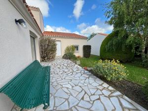 Vonkajšia záhrada v ubytovaní Maison spacieuse à Olonne-sur-Mer avec jardin clos, proche plages et commerces, idéale familles - FR-1-197-560