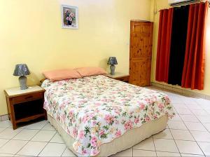 Una cama o camas en una habitación de Anne Marie Villas