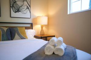 um quarto com uma cama com toalhas em Cozy 3BR: AC & Great Location em San José