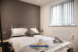 a bedroom with a bed and a window at The Knutton House - By Parydise Properties - Perfect for Leisure or Business Stays- Sleeps up to 7 - Stoke on Trent in Newcastle under Lyme