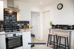 Dapur atau dapur kecil di The Knutton House - By Parydise Properties - Perfect for Leisure or Business Stays- Sleeps up to 7 - Stoke on Trent