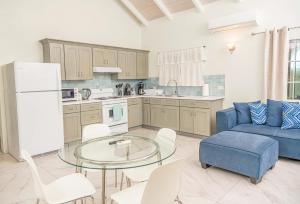 O bucătărie sau chicinetă la Trade Winds Cottage #2