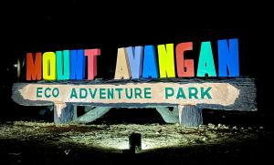 een bord dat zegt Noord-Amerikaans eco avonturenpark bij Mount Avangan Eco Adventure Park in Coron