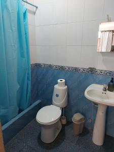 La salle de bains est pourvue de toilettes et d'un lavabo. dans l'établissement Departamentos de la Costa, à Machala