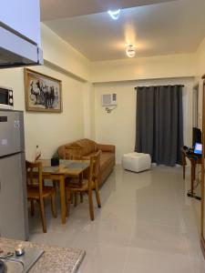 ein Wohnzimmer mit einem Sofa und einem Tisch in der Unterkunft 2BR unit @ CHATEAU ELYSEE vendome tower 6th flr in Manila