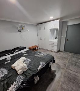 um quarto com uma cama com um cobertor preto e branco em Mount Olivet House em Suva