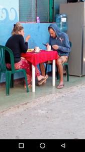 dos mujeres sentadas en una mesa comiendo comida en Casa Zope, en Panajachel