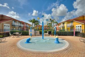 a small fountain in the middle of a courtyard at Allure - Sleeps 8 - 3 BDM - Disney in Kissimmee