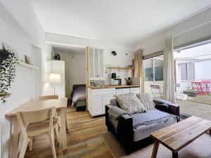 - un salon avec un canapé et une table dans l'établissement Studio La Rochelle, 1 pièce, 2 personnes - FR-1-710-26, à La Rochelle